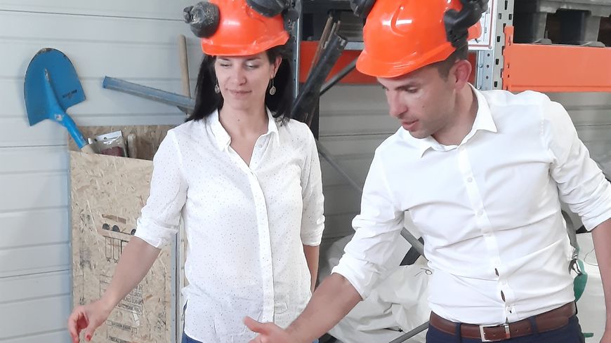 Julie et Charles Neuville devant une dalle béton argile fraîche coulée dans leur site de production inaugurée en février 2022
