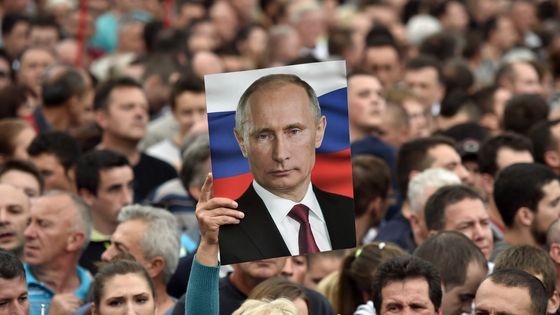 Une affiche de soutien à Vladimir Poutine pendant une parade militaire à Belgrade en 2014. ©AFP - ANDREJ ISAKOVIC