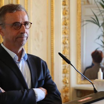 Le maire de Bordeaux dénonce le manque d'anticipation face à cette crise des urgences.