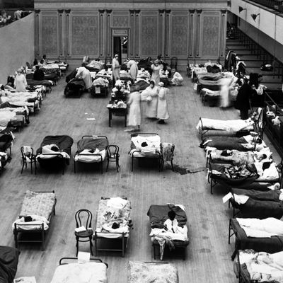 1918 : l'auditorium d'Oakland aux Etats-Unis, en Californie, a été transformé en hôpital pour accueillir les nombreux patients atteints de la grippe espagnole