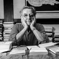 Bernard Pivot, journaliste et écrivain, photographié dans son appartement parisien en Décembre 2011