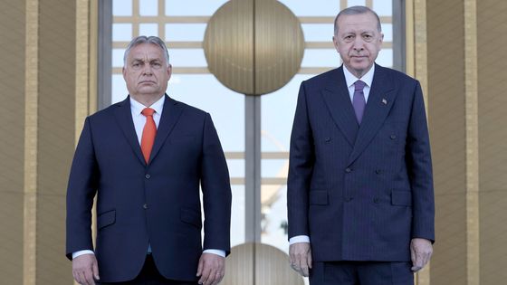 Viktor Orban (à gauche) et Recep Tayyip Erdogan, en novembre 2021 à Ankara : les deux hommes ont de nombreux points communs. ©AFP - Adem ALTAN / AFP