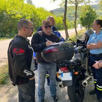 Les gendarmes ne dressent pas de PV aux conducteurs vertueux mais les inscrivent pour qu'ils puissent recevoir leur gilet gonflable dans un mois