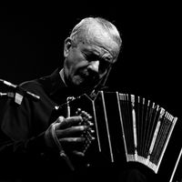 Le bandonéoniste et compositeur argentin Astor Piazzolla lors d'un concert à La Haye (Pays-Bas) le 12 juillet 1985
