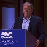 George W. Bush se rend compte de son lapsus sur l'Irak, lors d'un discours à Dallas ce mercredi 18 mai 2022.