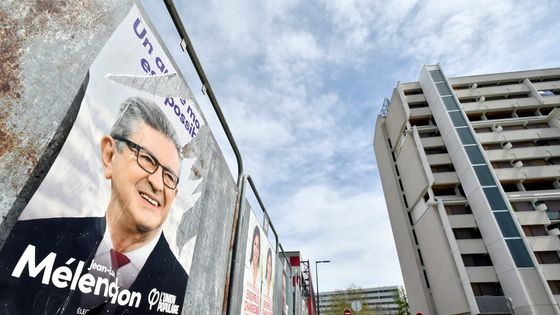Une affiche de Jean-Luc Mélenchon dans le quartier de la Reynerie à Toulouse le 11 avril 2022 ©Maxppp - Laurent Dard