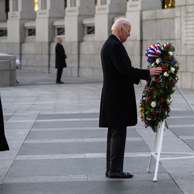 Joe Biden et son épouse placent une gerbe de fleur au World War II Memorial le 7 décembre 2021