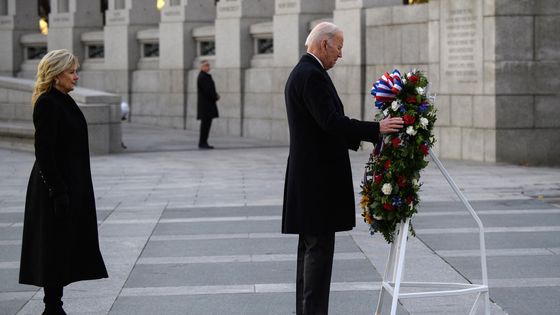 Joe Biden et son épouse placent une gerbe de fleur au World War II Memorial le 7 décembre 2021 ©AFP - Nicholas Kamm