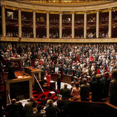 Session d'ouverture de la 12ème législature le 25 juin 2002 et élection du nouveau Président de l'Assemblée nationale.
