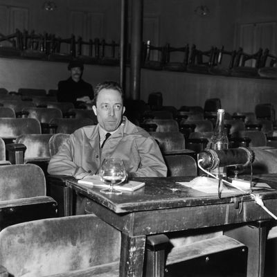 Albert Camus supervisant une répétition de sa pièce "Les Possédés", en 1959 au Théâtre Antoine