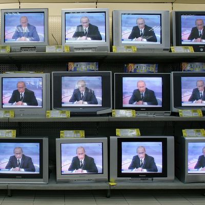 La télé italienne poutinophile. Ici photo de 2007 de la conférence de presse de Vladimir Poutine