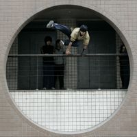 Des jeunes adeptes de parkour en Chine, en 2009