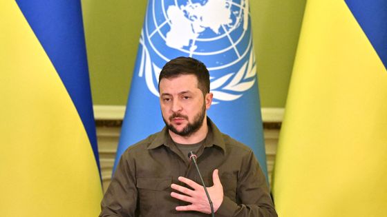 Le président Zelensky en conférence de presse avec le Secrétaire général des Nations Unies Guterres le 28 avril 2022 ©AFP - Sergei SUPINSKY
