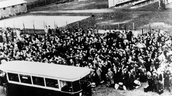 Déportation du Vel d'Hiv : le 15 au 16 juillet 1942, 9000 policiers et officiers français arrêtent à Paris et en banlieue 12884 juifs dont 4051 enfants. ©Getty - Antoine GYORI/Sygma