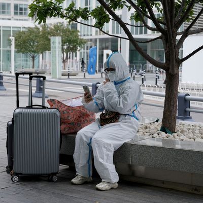 Femme portant une tenue sanitaire intégrale, Pékin le 10/05/22