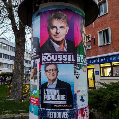 Affiches électorales de Fabien Roussel et Jean-Luc Mélenchon le 8 février 2022 à Sceaux (Hauts-de-Seine)