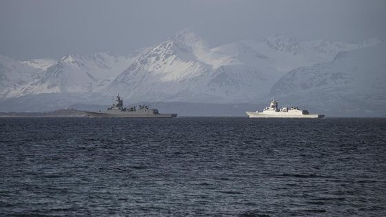 Deux navires militaires participent à "Cold Response", une manoeuvre de l'Otan, en Arctique, au large de la Norvège, le 21 mars 2022. - JONATHAN NACKSTRAND / AFP