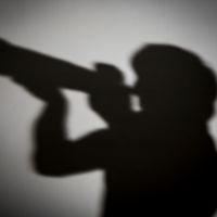 Silhouette floue d'un photographe