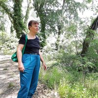 Sylvie Fournier dans la ripisylve, la forêt des rives de l'île de la Barthelasse