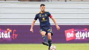 Pau FC : le capitaine Antoine Batisse prolonge pour deux saisons