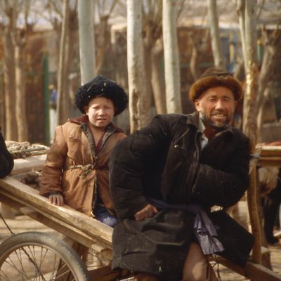 Trois Ouïghours au marché de Kashgar au Xinjiang (territoire autonome du nord-ouest de la Chine).