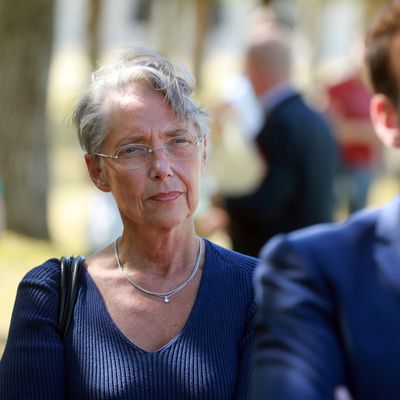 Elisabeth Borne, derrière Emmanuel Macron, lors d'une visite au château de Chambord le 22 juillet 2020