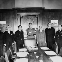 Le général Charles de Gaulle en compagnie de Maurice Dejean, André Diethelm, l'amiral Emile Muselier, René Cassin, René Pleven et du général Martial Valin, 1941