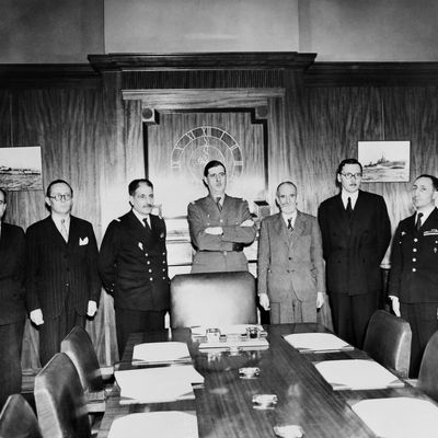 Le général Charles de Gaulle en compagnie de Maurice Dejean, André Diethelm, l'amiral Emile Muselier, René Cassin, René Pleven et du général Martial Valin, 1941