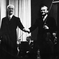 Le chef d'orchestre Wilhelm Furtwangler et Yehudi Menuhin en 1954