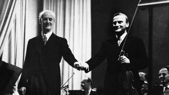 Le chef d'orchestre Wilhelm Furtwangler et Yehudi Menuhin en 1954 ©Getty - ullstein bild