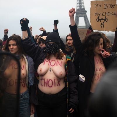 Plusieurs femmes se sont rassemblées pour réclamer le droit de choisir sur leur corps au même endroit où se déroulait une manifestation pro-vie.
