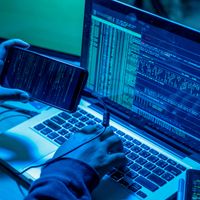 Un hacker programme un logiciel