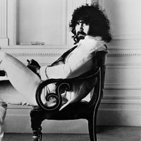 Vangelis posant dans les années 70