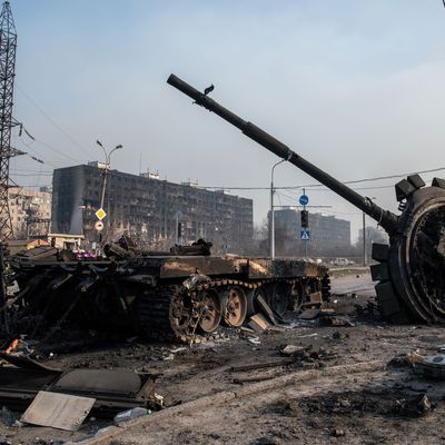 Un char des forces armées russes, détruit, dans les quartiers nord de Marioupol