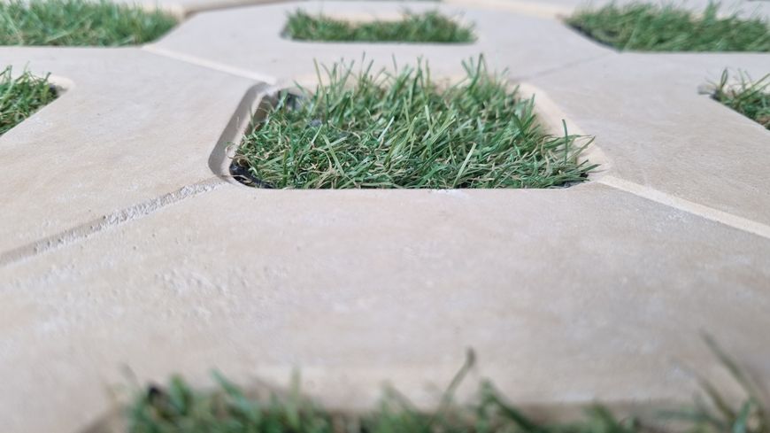 Dalles en béton d'argile permettant de créer des sols perméables aux eaux de pluies notamment pour les parkings, cheminements piéton ou espaces détente.