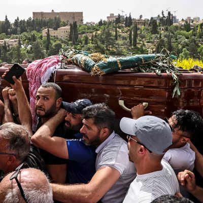Les obsèques de la journaliste, Shireen Abu Akleh, ont été marquées par des violences