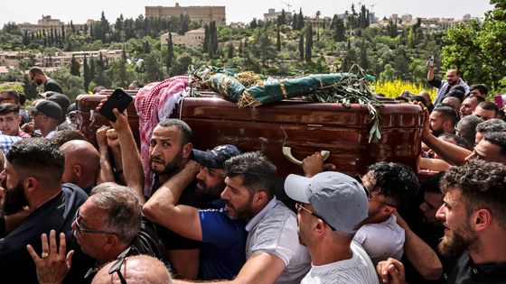 Les obsèques de la journaliste, Shireen Abu Akleh, ont été marquées par des violences ©AFP - RONALDO SCHEMIDT