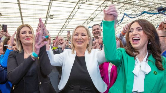 La chef du Sinn Féin en Irlande du Nord célébrant la victoire électorale avec les membres de son parti le 6 mai 2022 ©AFP - PAUL FAITH