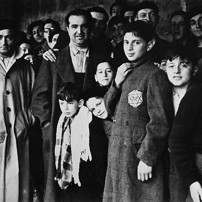 Déportés juifs dans le camp de transit après être passés par le Vel d'Hiv. Leur dernière étape avant les camps de concentration allemands (1942).