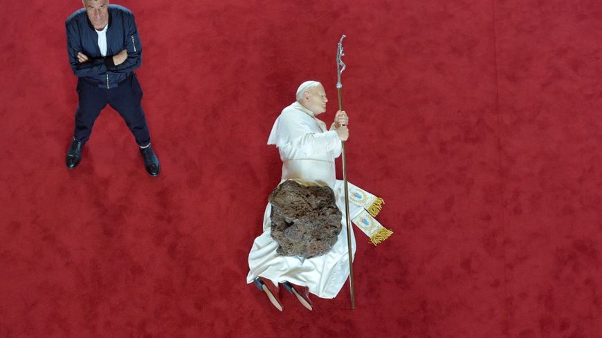 L'artiste italien Maurizio Cattelan, pose près de sa sculpture représentant le pape Jean Paul II "La Nona Ora", le 17 octobre 2016, à Paris.