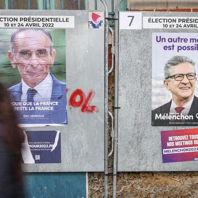 Affiches électorales d'Eric Zemmour et Jean-Luc Mélenchon pour l'élection présidentielle, à Paris le 10 avril 2022