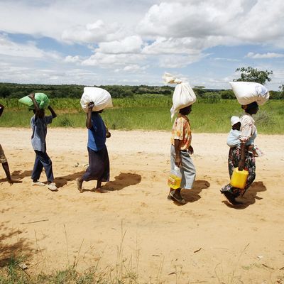 Des villageois bénéficiant de l'aide alimentaire d'Oxfam en 2009