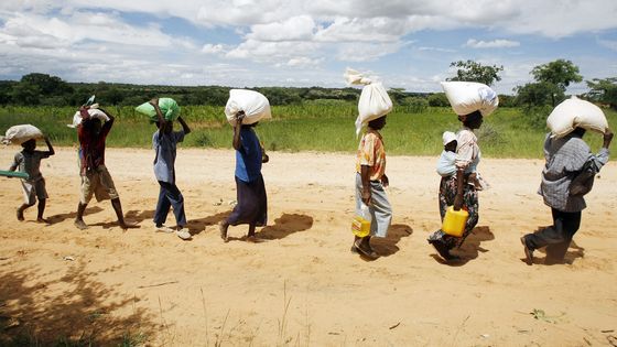 Des villageois bénéficiant de l'aide alimentaire d'Oxfam en 2009 ©AFP - DESMOND KWANDE
