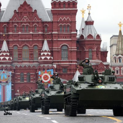 Les chars russes défilent sur la Place Rouge à Moscou lors du Jour de la Victoire le 9 mai 2021
