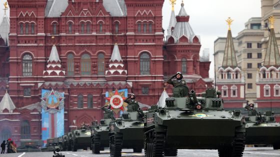 Les chars russes défilent sur la Place Rouge à Moscou lors du Jour de la Victoire le 9 mai 2021 ©AFP - Dimitar DILKOFF