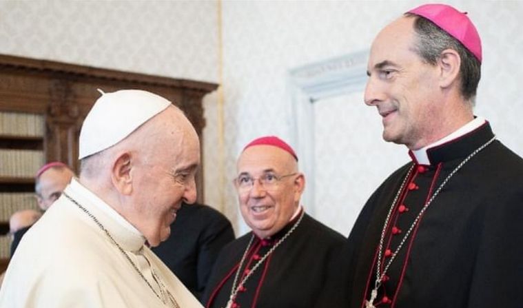 Papa Francesco con il vescovo Bustillo