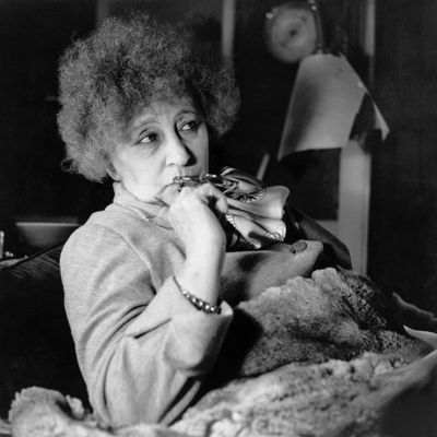 Sidonie Gabrielle Colette (1873-1954), écrivaine française, connue également pour ses rôles au théâtre et sa carrière dans le journalisme