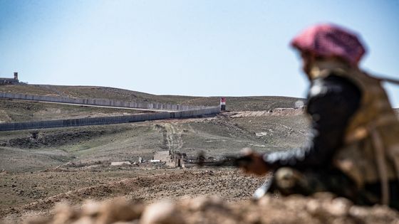 Un soldat des Forces Démocratiques Syriennes (FDS) à la frontière irako-syrienne dans la province nord-est d'Hassaké le 29 mars 2022 ©AFP - Delil SOULEIMAN