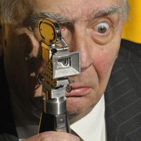 Le cinéste Claude Chabrol, derrière sa récompense, la Caméra de la Berlinale, en 2009 lors du Festival international du film de Berlin