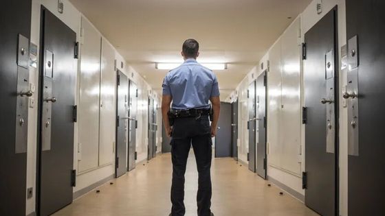 Un gardien dans une allée entre les portes des cellules d'isolement du pénitencier de Francfort I, à Francfort-sur-le-Main, Allemagne, le 8 août 2017 ©Getty - Photo par Frank Rumpenhorst/photo alliance via Getty Images